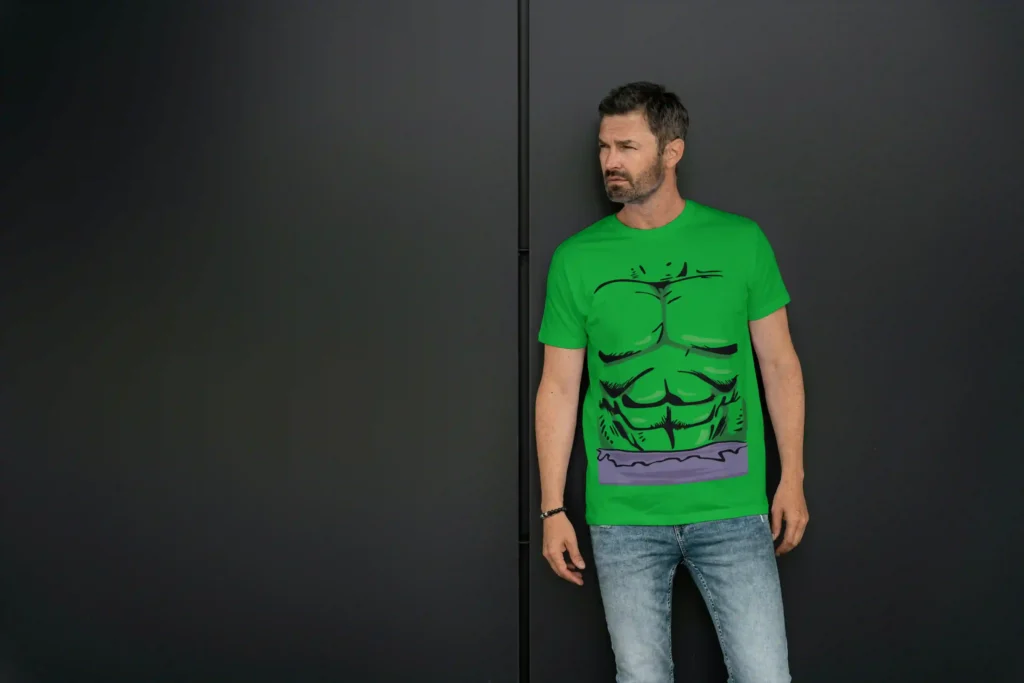 camiseta verde con estampado que simula el torso del superheroes de dc comics hulk