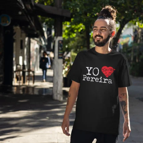 camiseta de color negro con estampado en color blanco con tipografía de maquina escribir que dice yo amo a pereira